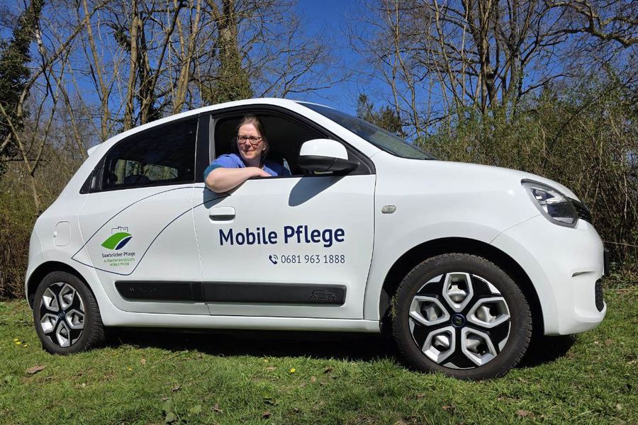 Dienstwagen der Mobilen Pflege, hinter dem Steuer: Pflegedienstleiterin Marion Walter