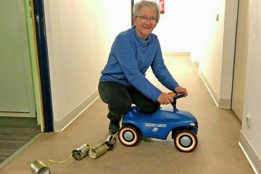 Doris Emmerich Gesundheits- und Kinderkrankenpflegerin Doris Emmerich wurde mit einem Bobbycar in den Ruhestand verabschiedet.