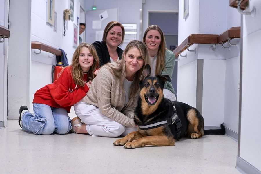 Teamfoto mit Hund und Kind Teamfoto im Altenheim am Schloss: Leitungen und neue Kollegin sowie Hund und Kind